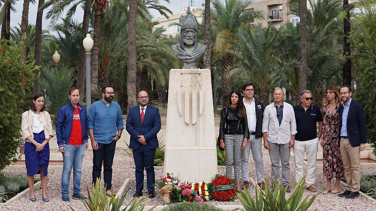 Ofrena floral a l’estàtua de Jaume I