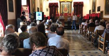 El Ayuntamiento presenta una aplicación móvil dirigida a personas mayores que recuerda e informa de los actos y avisa de las noticias de interés para los jubilados