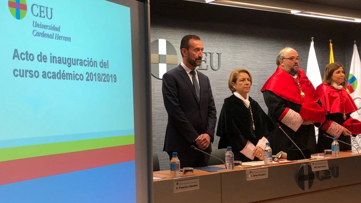 El alcalde de Elche participa en la apertura del curso en el CEU