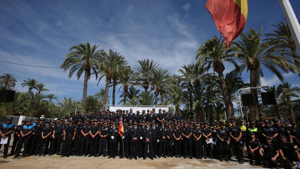 La Policia Local d’Elx rep la Medalla d’Or de la Ciutat durant la celebració del dia del seu patró i del 150 aniversari de la creació del cos