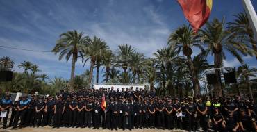 La Policía Local de Elche recibe la Medalla de Oro de la Ciudad durante la celebración del día de su patrón y del 150 aniversario de la creación del Cuerpo