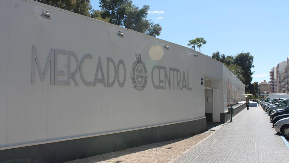 Contratación requerirá a la empresa del Mercado Provisional para que adecue a la legalidad la terraza de la cafetería