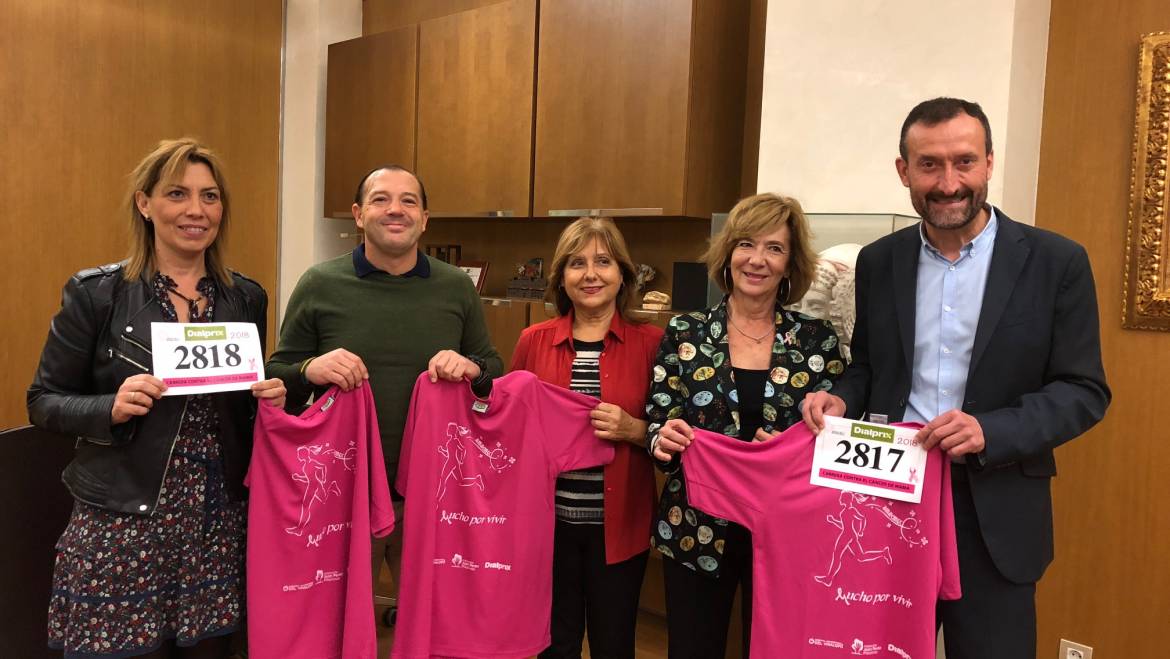 AMACMEC lliura a l’alcalde el dorsal de la XIV Carrera contra el càncer de mama