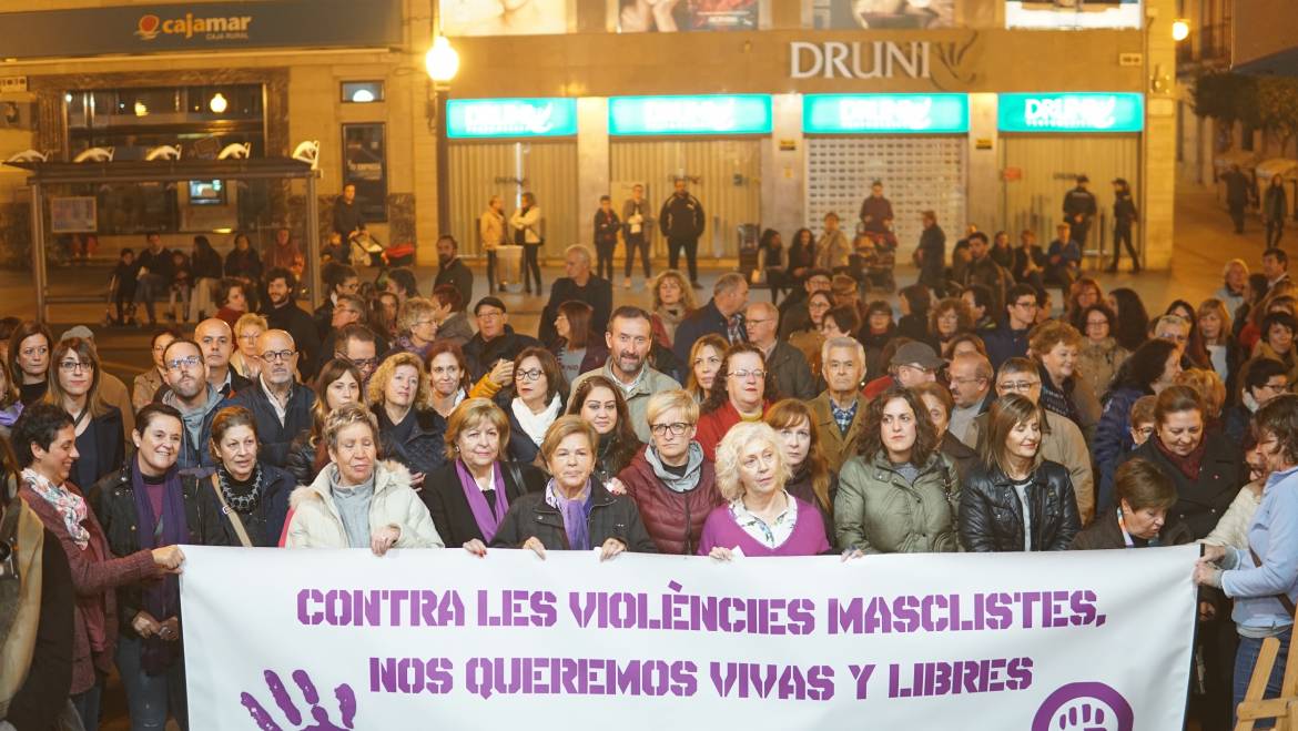Acte amb motiu del Dia Internacional de l’Eliminació de la Violència contra la Dona en el plaça de Baix