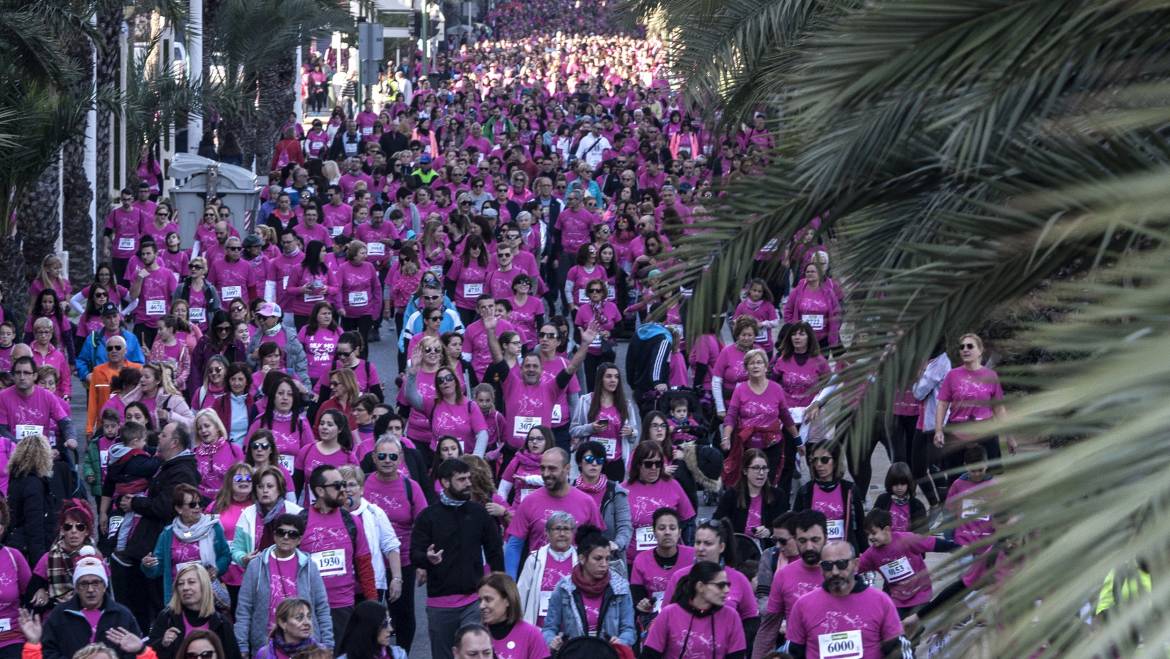 La carrera contra el càncer de mama reuneix a Elx a més de 8.000 persones