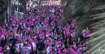 La Carrera contra el cáncer de mama reúne en Elche a más de 8.000 personas