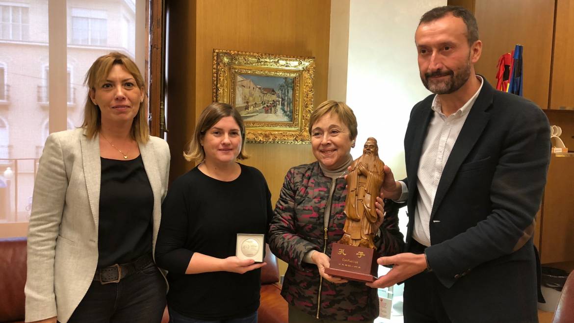 Elche Acoge presenta al alcalde su premio de alfabetización concedido por la UNESCO