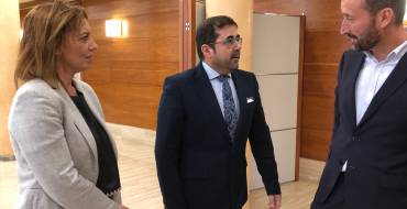 El alcalde, Carlos González, recibe al director de la Oficina de la Alta Comisionada para la Agenda 2030 del Gobierno de España, Federico Buyolo