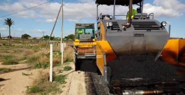 El Ayuntamiento invierte 66.000 euros en asfaltar calles y caminos en mal estado en Torrellano