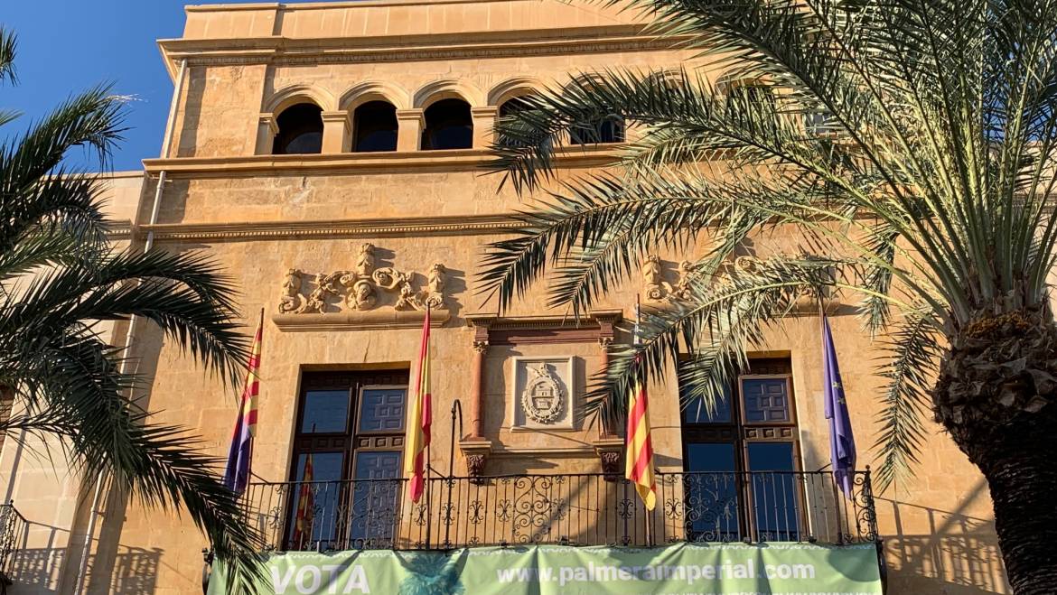 Vallas y banderola para pedir el voto por la Palmera Imperial