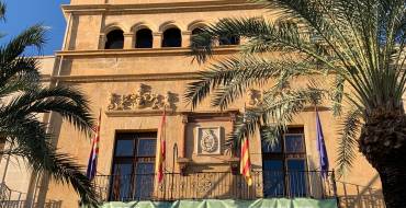Vallas y banderola para pedir el voto por la Palmera Imperial