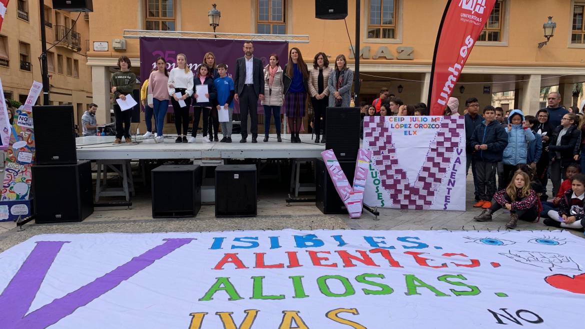 Más de  un millar de estudiantes escenifican en Elche su repulsa contra la violencia de género