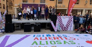 Más de  un millar de estudiantes escenifican en Elche su repulsa contra la violencia de género