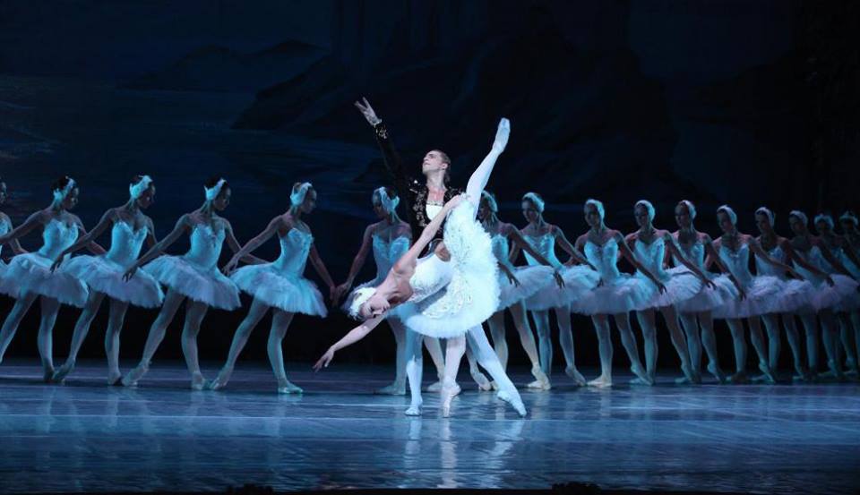 El lago de los cisnes inaugura la navidad en el Gran Teatro