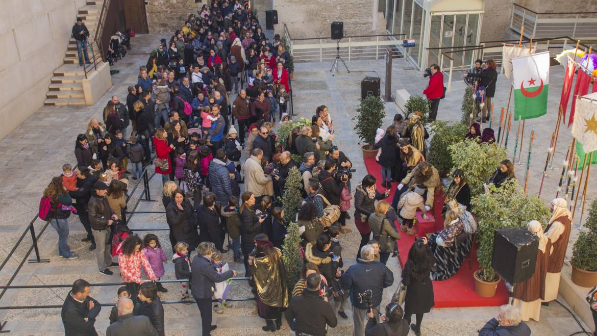 Los Reyes Magos llegan a Elche y reciben a cientos de niños y niñas en el Palacio de Altamira