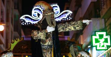 Cien mil personas salen a la calle para dar la bienvenida a los Reyes Magos a Elche