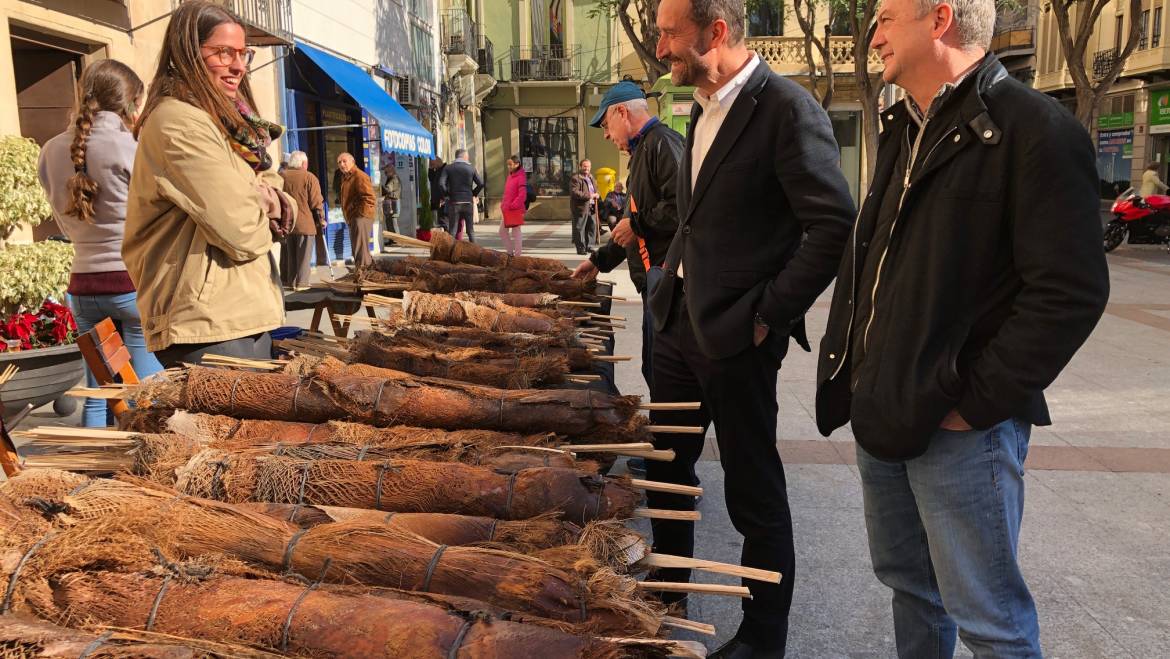 El alcalde y el concejal de Mercados visitan el mercadillo de «Les Atxes»