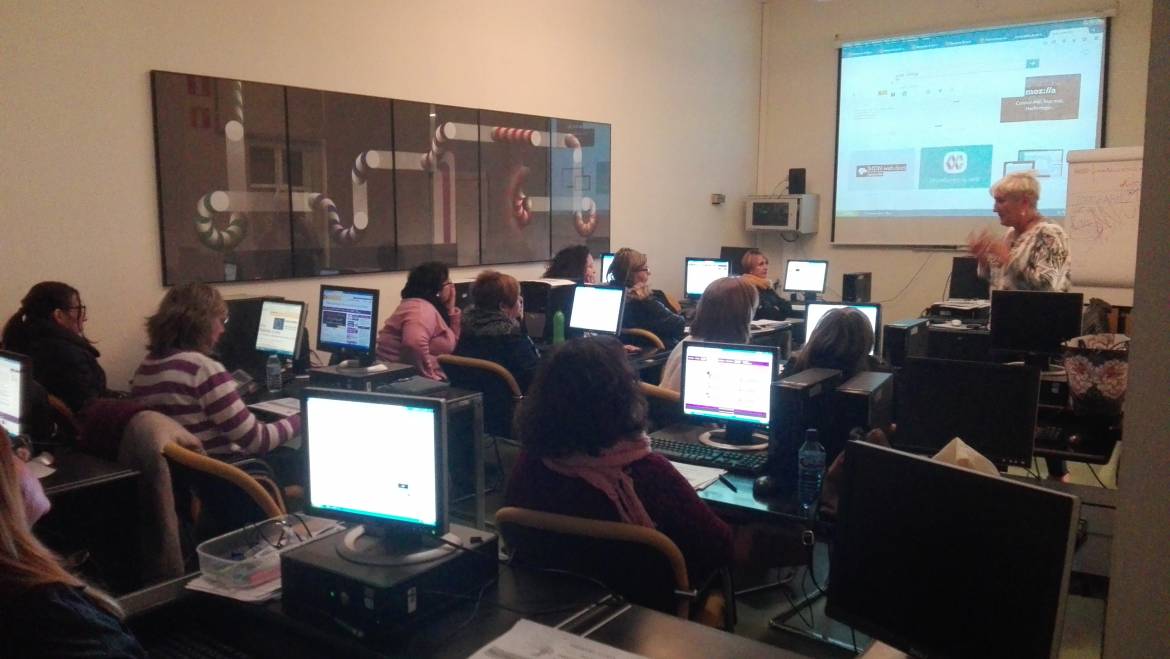 Mujeres ilicitanas participan en el Taller sobre «Seguridad y Confianza en la Red»