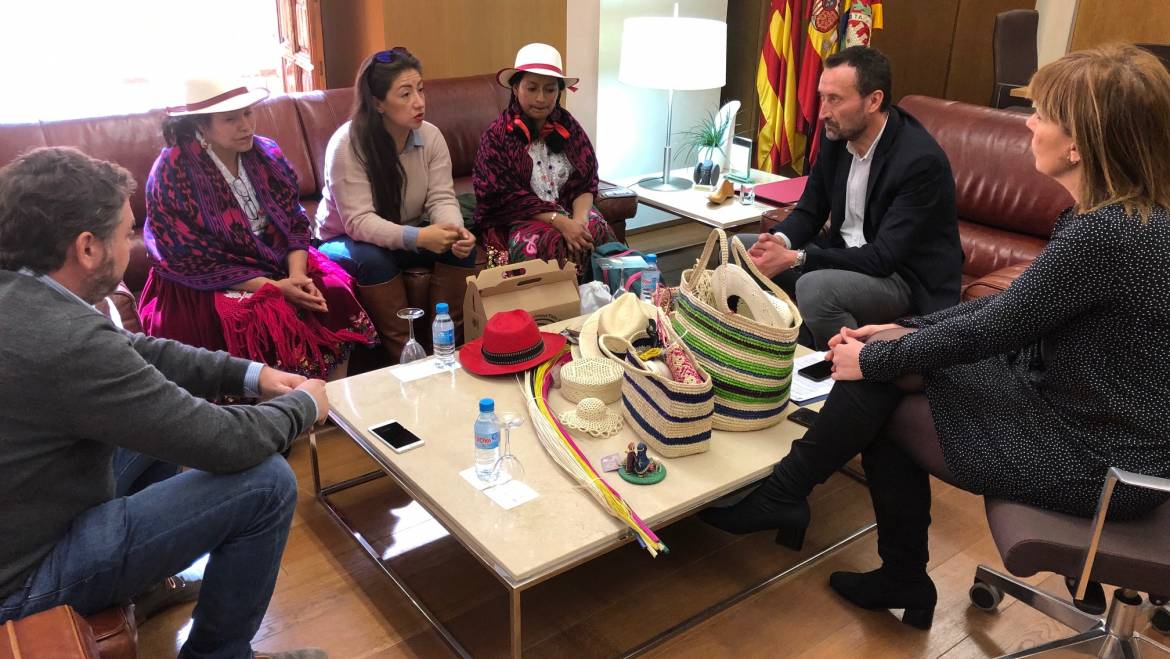 El alcalde de Elche recibe a una delegación de artesanas de Ecuador
