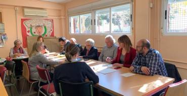 La comunitat educativa del col·legi La Paz es reuneix amb les autoritats per a impulsar les obres de rehabilitació del centre