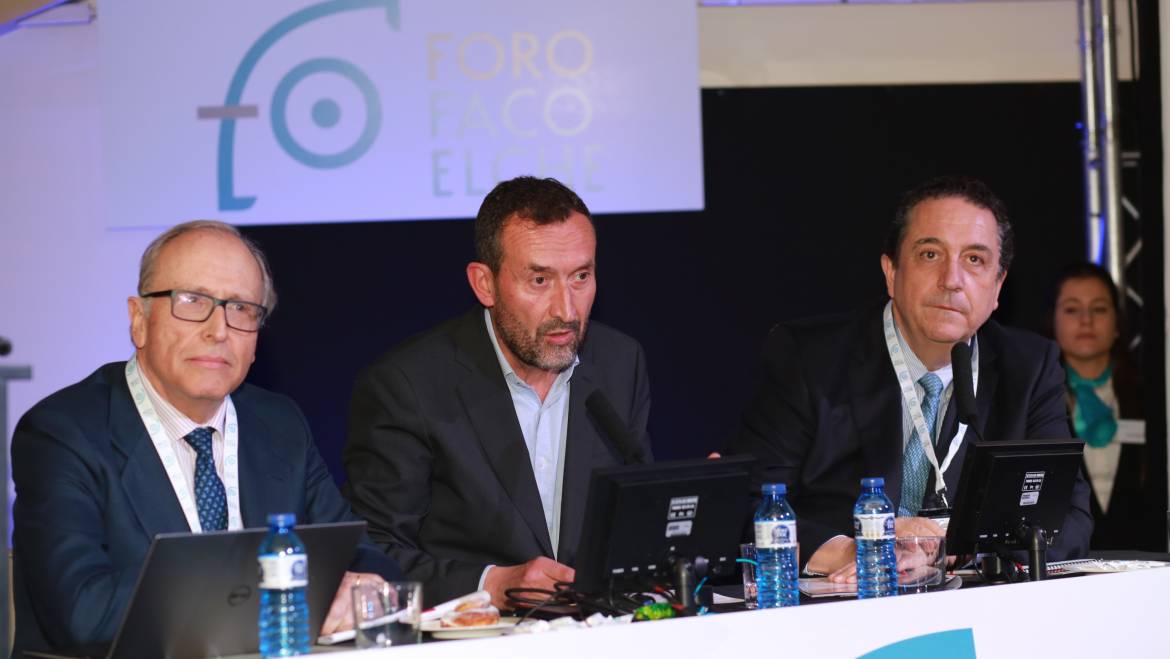 El alcalde inaugura el congreso oftalmológico FacoElche acompañado del doctor Fernández Vega y el organizador del acto, el doctor Fernando Soler