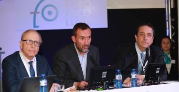El alcalde inaugura el congreso oftalmológico FacoElche acompañado del doctor Fernández Vega y el organizador del acto, el doctor Fernando Soler