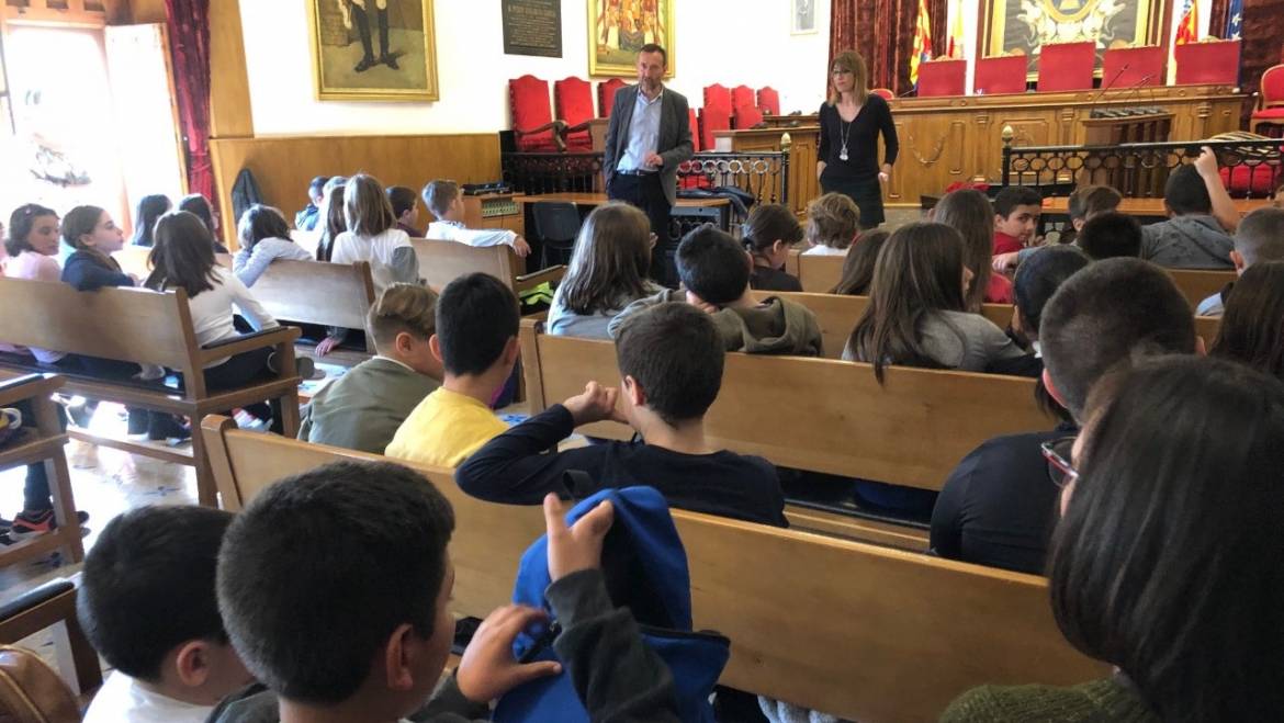 Visita a l’Ajuntament de mig centenar d’escolars del col·legi Sant Ferran