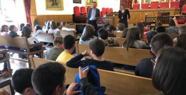 Visita a l’Ajuntament de mig centenar d’escolars del col·legi Sant Ferran