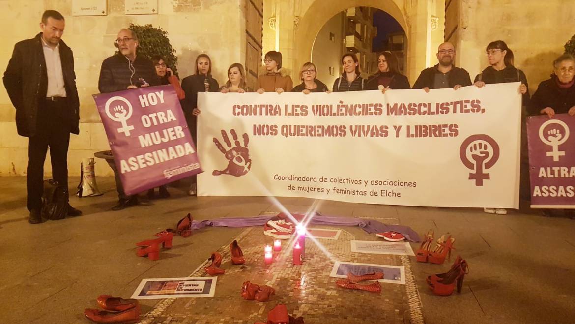 El alcalde Carlos González y miembros del Equipo de Gobierno secundan la protesta contra la violencia de género