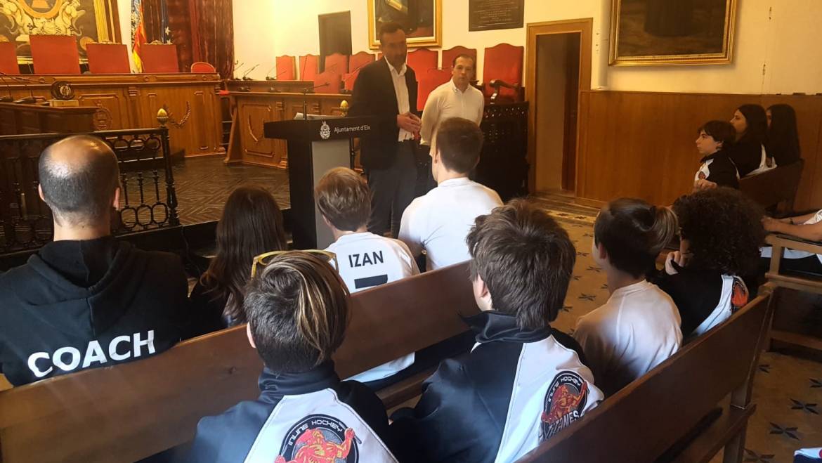 El alcalde, Carlos González, y el edil de Deportes, Jesús Pareja, homenajean a las promesas del club de patinaje ‘Titanes’