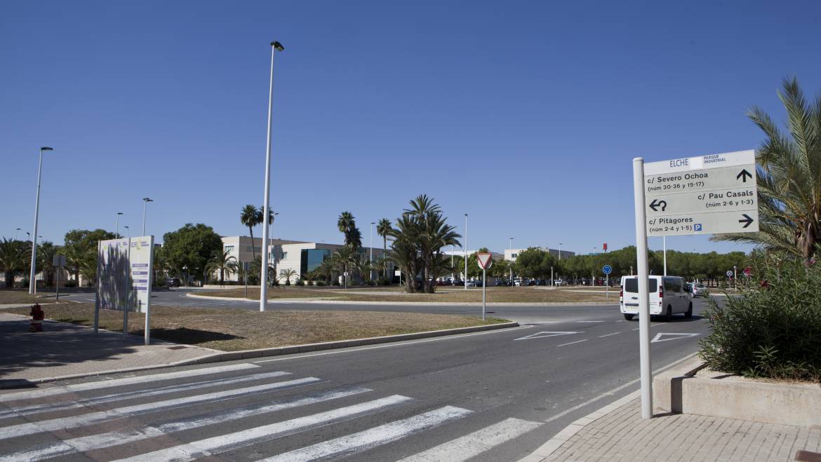 Arrancan las obras de mejora de la accesibilidad en las paradas de autobús de Elche Parque Empresarial y el Polígono de Carrús