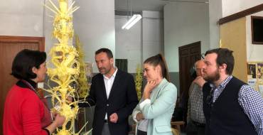 El taller de la familia Serrano Valero prepara las palmas blancas para el rey, la reina, el papa, el presidente del Gobierno, el alcalde de Jaca y los obispos de Orihuela y Menorca