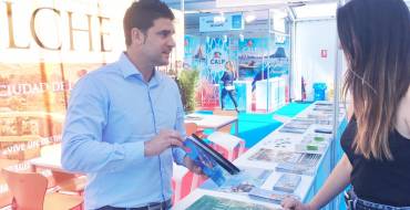 Visitelche promociona las playas y su entorno para la práctica de actividades acuáticas y de ocio