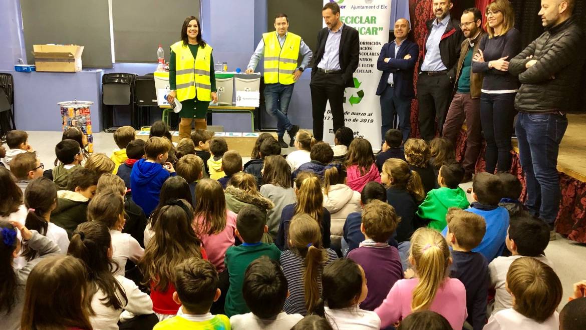 El alcalde apoya la campaña de reciclaje entre los escolares con una visita al colegio Jorge Guillén