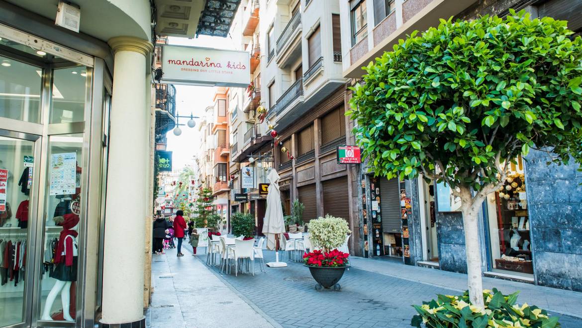 El Ayuntamiento propone al Consell un cambio de días festivos en 2020 y una reubicación de las terrazas para cumplir la ley y satisfacer los intereses de las empresas