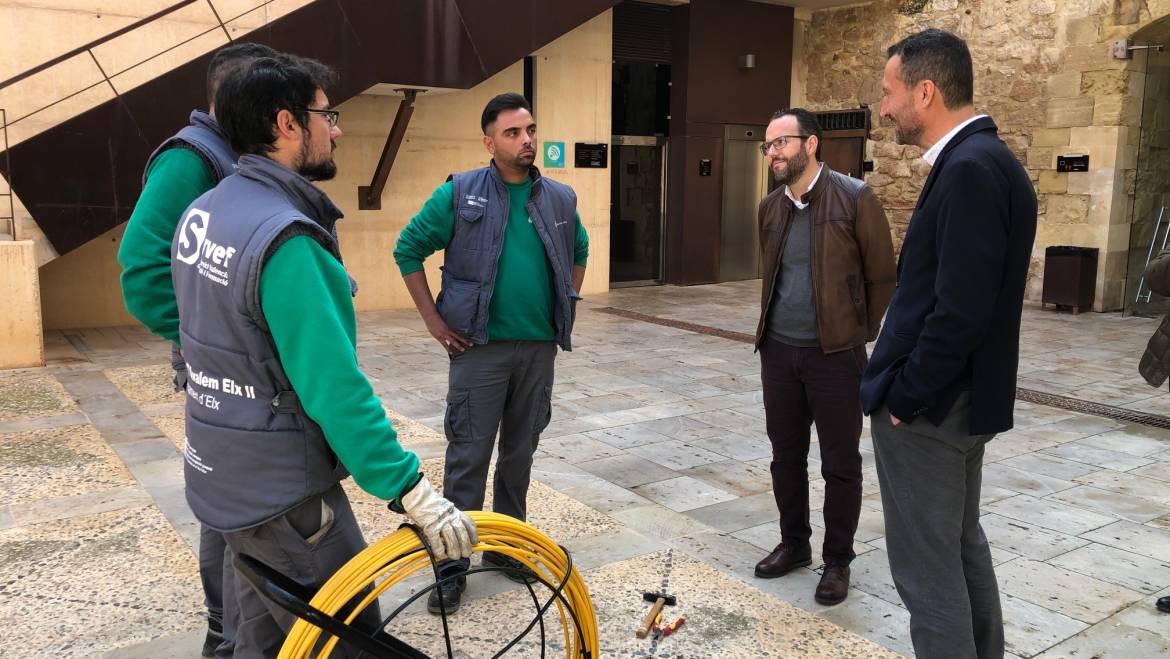 Alumnos del programa de formación y empleo programa T’Avalem instalan nuevas redes de internet y telefonía en el Palacio de Altamira