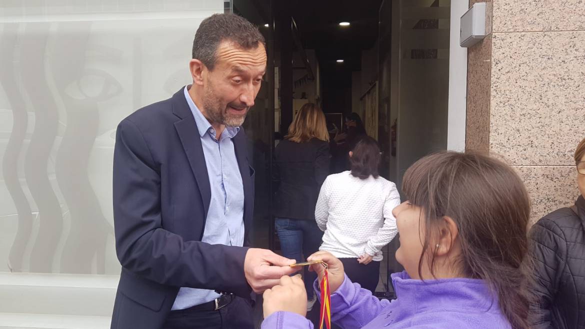 El alcalde, Carlos González, y la edil de Bienestar Social, Teresa Maciá, visitan el centro de ocio cultural para discapacitados Artes