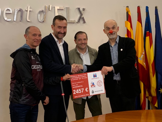 Entrega de la recaudación lograda a través del Dorsal Solidario de la 47 Media Maratón de Elche