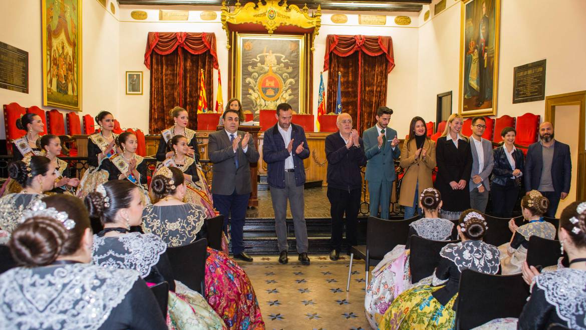 Recepción en el Ayuntamiento a las 53 candidatas a reinas y damas de las fiestas de Elche