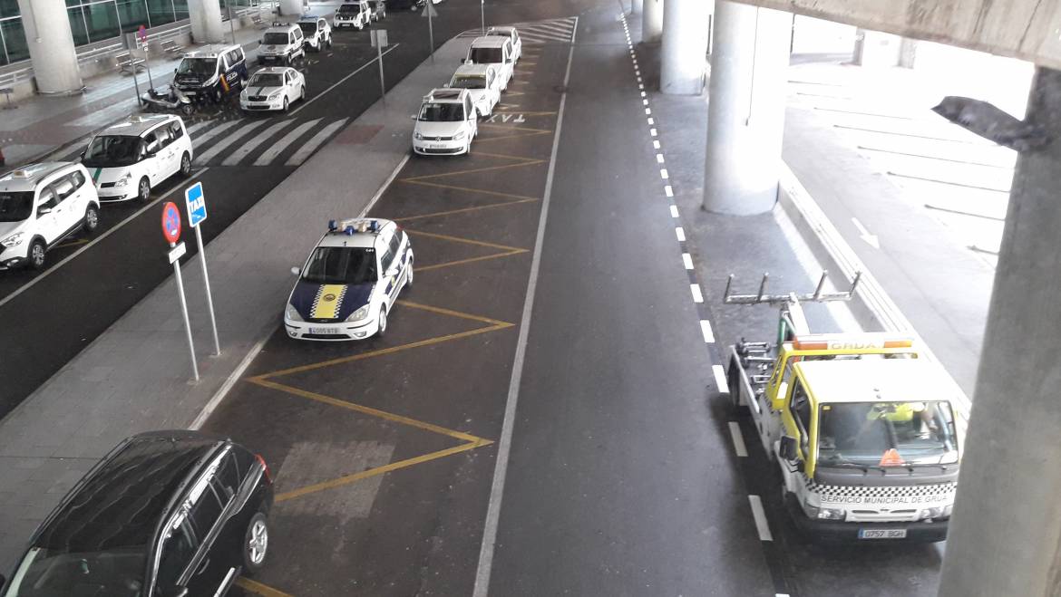 Denunciada persona que apuntó con un láser a la torre de control y señaleros del aeropuerto