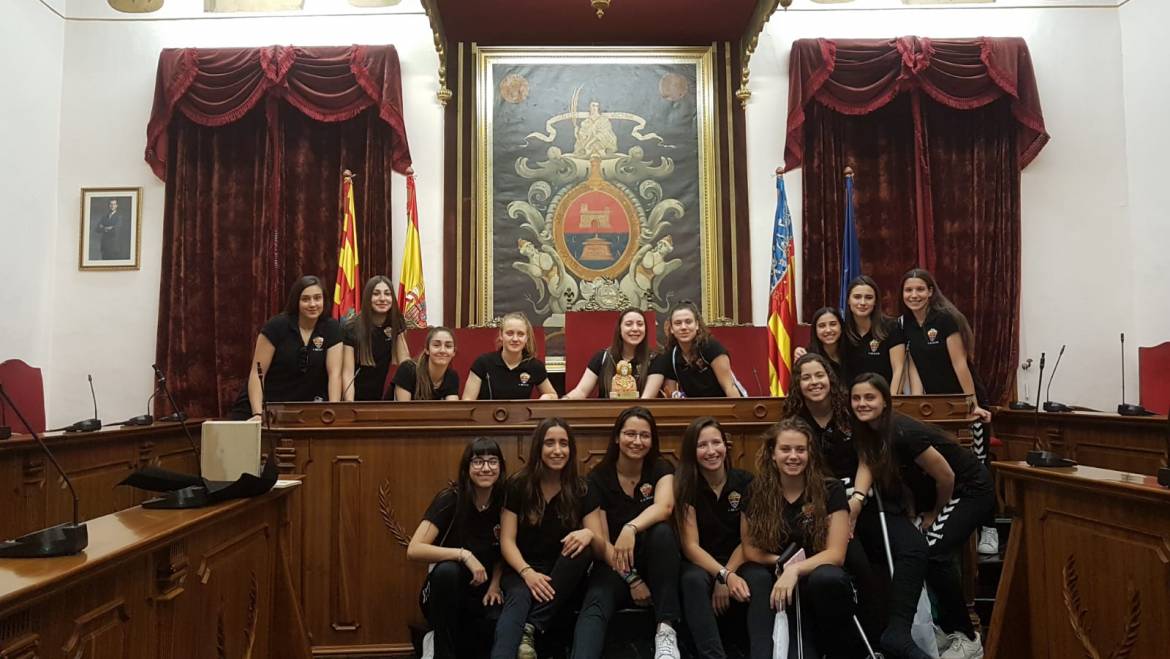 L’Ajuntament rep a les joves campiones d’Espanya del club d’Handbol Elx