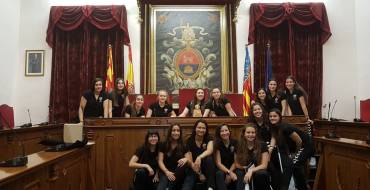 El Ayuntamiento recibe a las jóvenes Campeonas de España del Club de Balonmano Elche