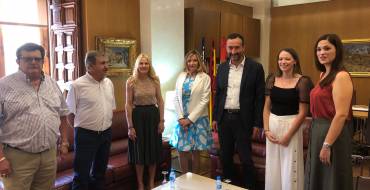 Carlos González recibe en el Ayuntamiento a la nueva Dama Viviente, Neus Almarcha