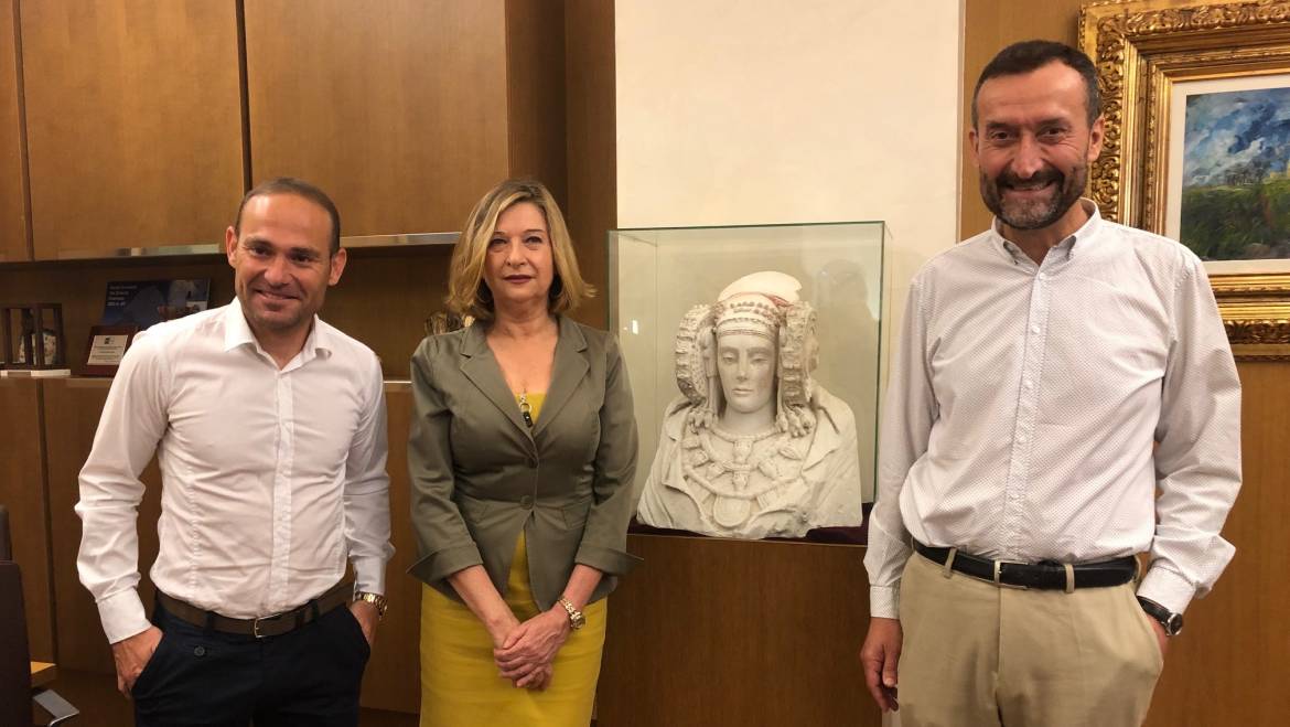El futbolista Nino ha sigut presentat a l’alcalde com Cavaller d’Honor 2019 per la Reial Orde de la Dama d’Elx