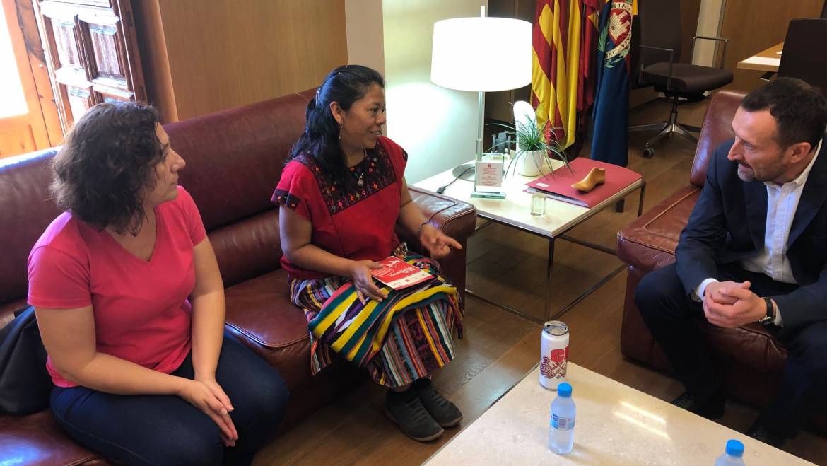 Carlos González recibe a la activista guatemalteca Lolita Chávez