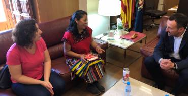 Carlos González recibe a la activista guatemalteca Lolita Chávez