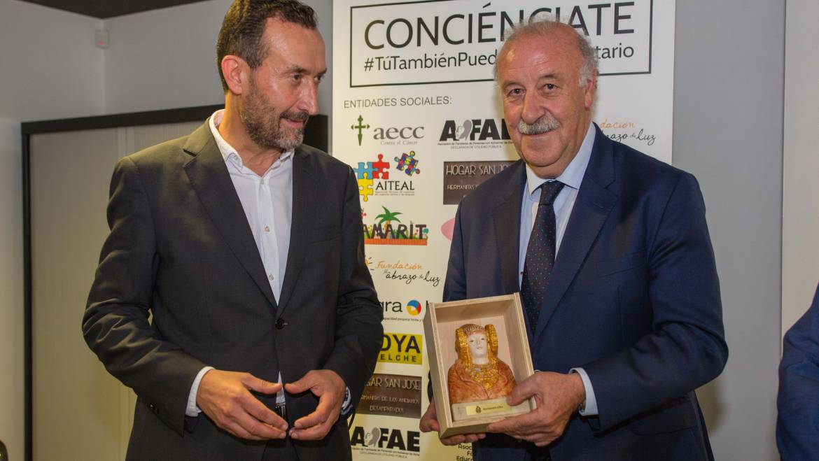 La asociación de voluntarios Conciénciate entrega sus diplomas de fin de curso en  un acto presidido por el alcalde y con lección magistral de Vicente del Bosque