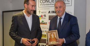 La asociación de voluntarios Conciénciate entrega sus diplomas de fin de curso en  un acto presidido por el alcalde y con lección magistral de Vicente del Bosque