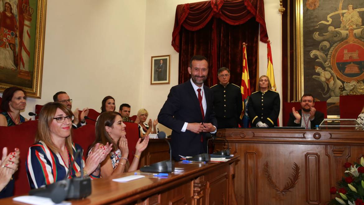Carlos González toma posesión como alcalde de la XI legislatura democrática del Ayuntamiento de Elche