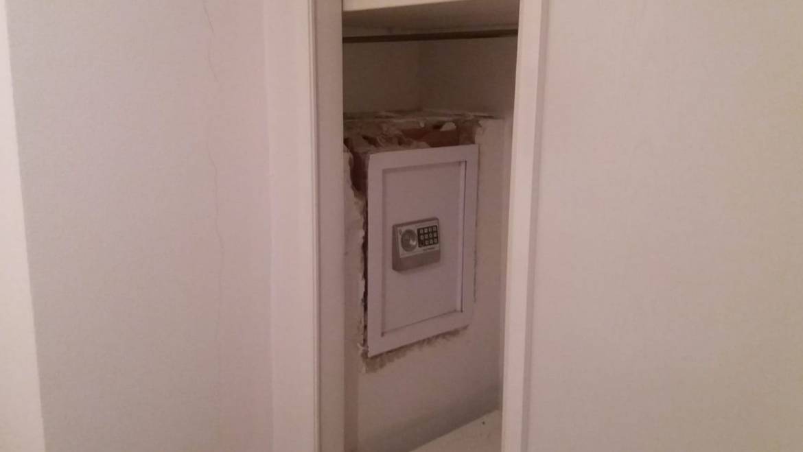 Sorprendida in fraganti banda robando en el interior de una vivienda